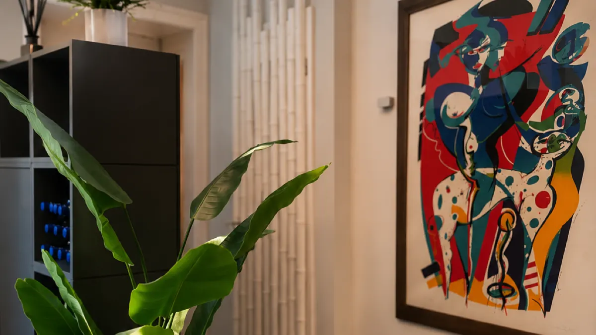 Flexovo Tempelhof — Eingangsbereich mit Kunstwerk und Pflanze