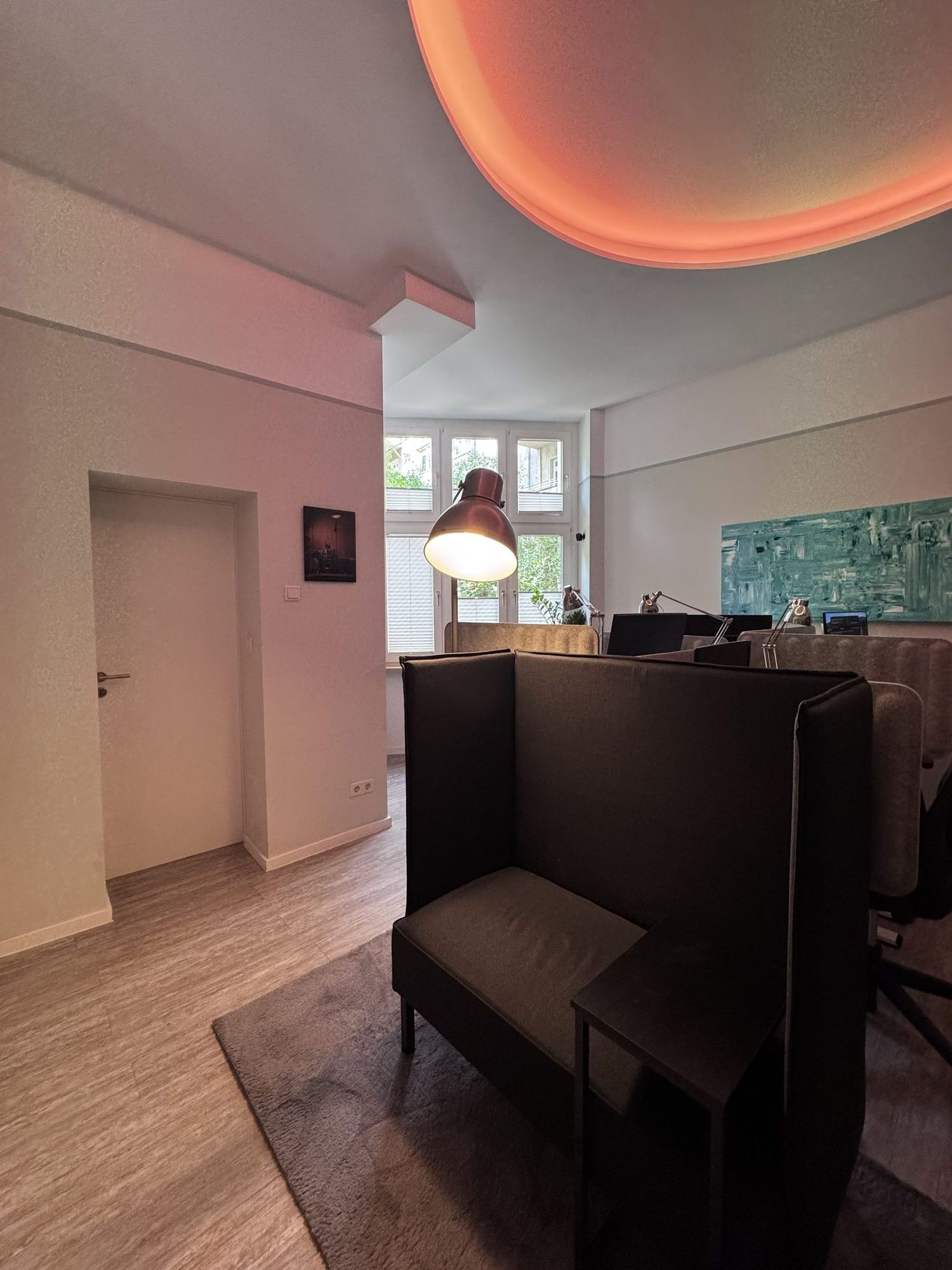 Flexdesks im Hauptraum von Flexovo Tempelhof