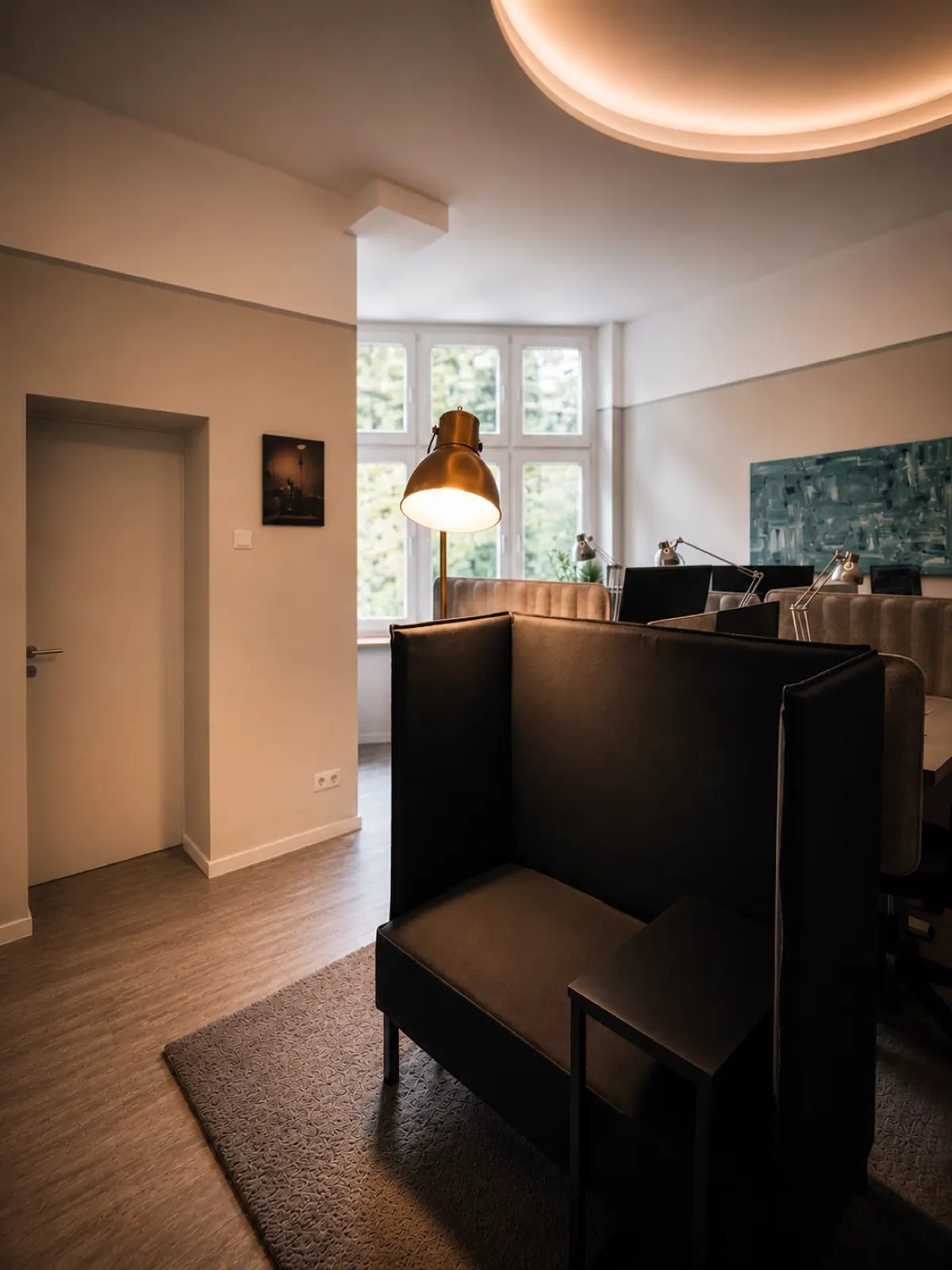 Flexdesk mit Sichtschutz-Lounge und Tageslicht-Fenstern
